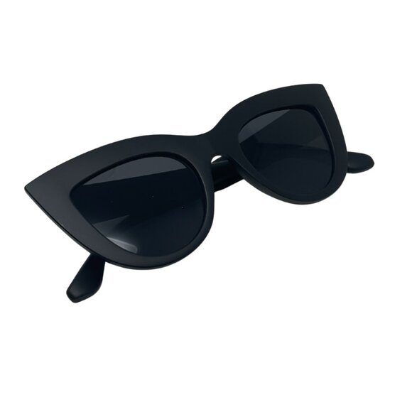 Minue | Lamarr Sunglasses in Black - Picture 6 of 6